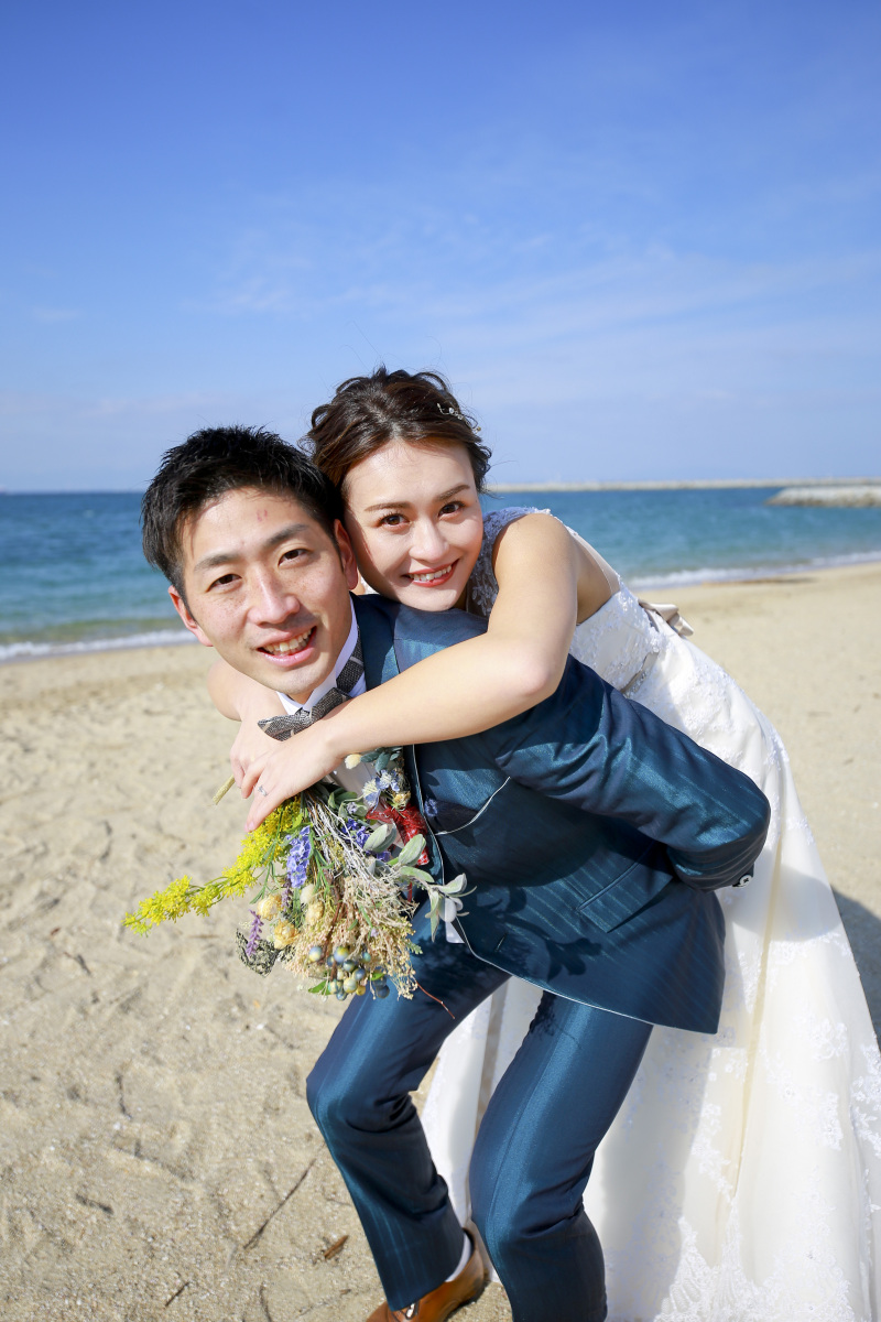 おんぶして寄り添ってるおふたり