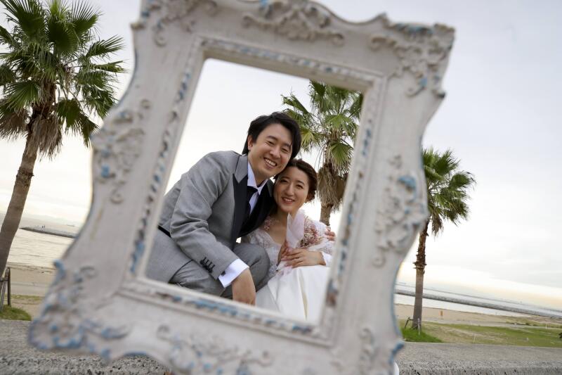 フォトフレームの中でキラキラ笑顔のお二人