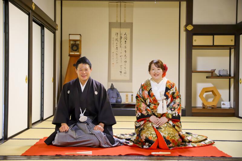 正座して背筋を正して優しい笑顔のお二人