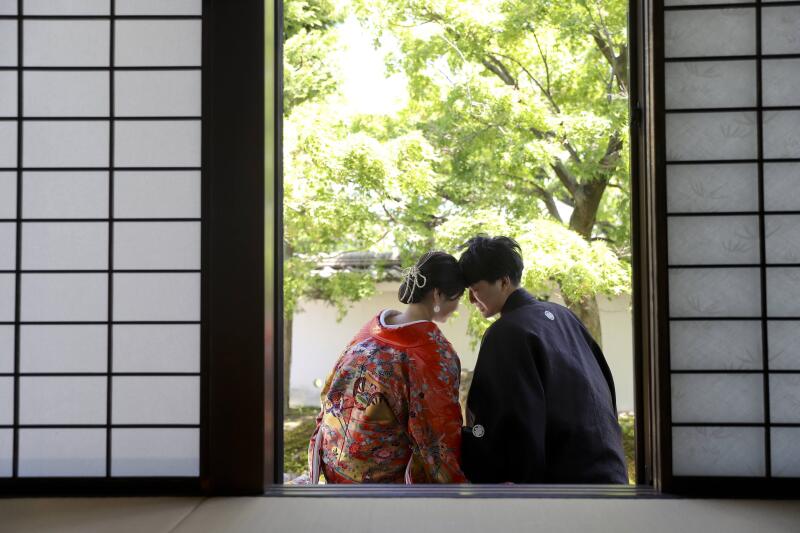 縁側にかけてシルエット気味のロマンティックな1枚