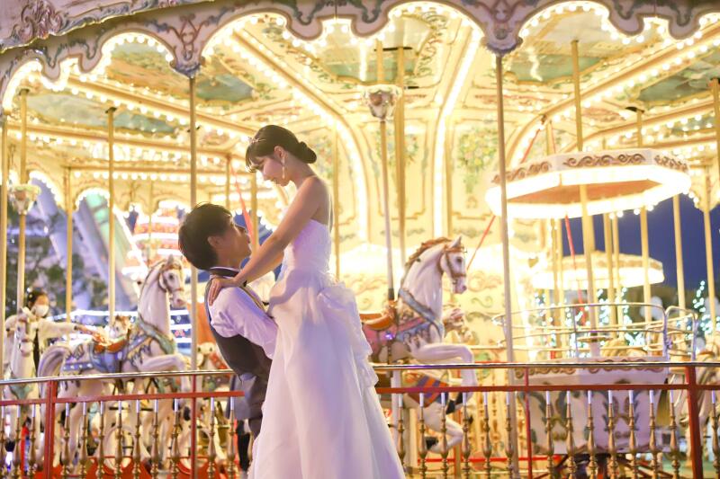 きらびやかなメリーゴーランドをバックに