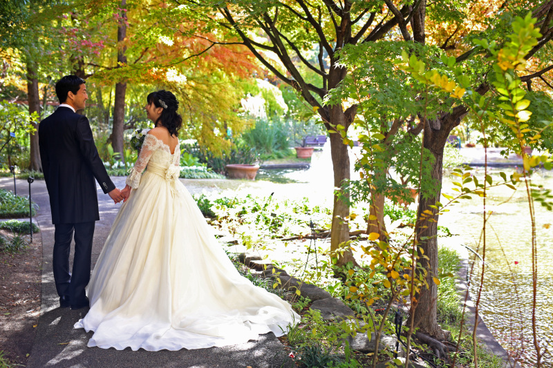 手をつなぎ向かい合うカット