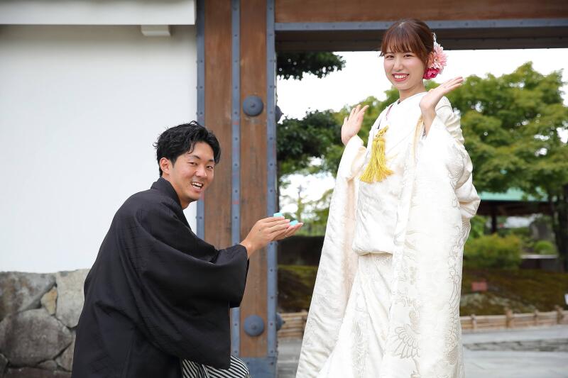 片膝をついて指輪を差し出すプロポーズカット