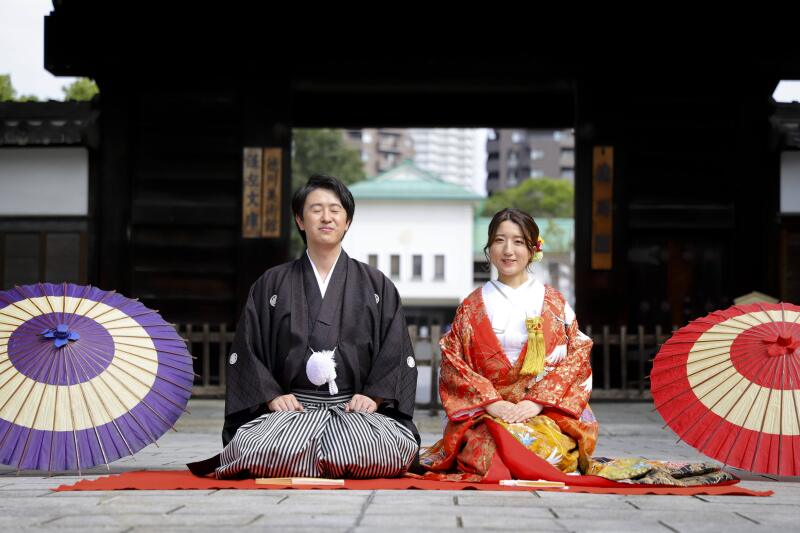 黒門口にて正座ポーズ