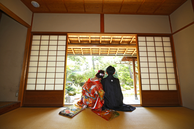 縁側に座ってるふたりのバックショット