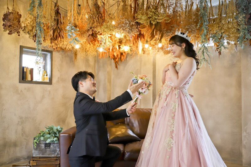 ミッキーからミニーに花束を渡してプロポーズ！