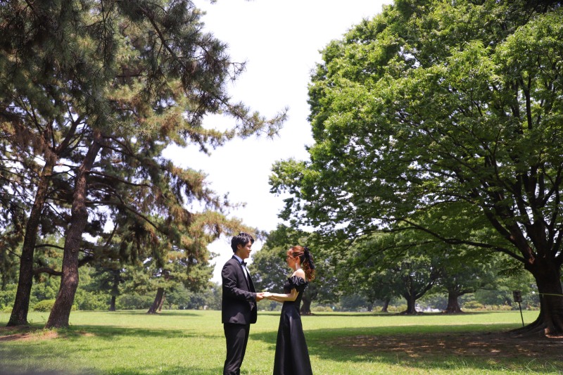 庄内緑地公園の芝生で向き合う
