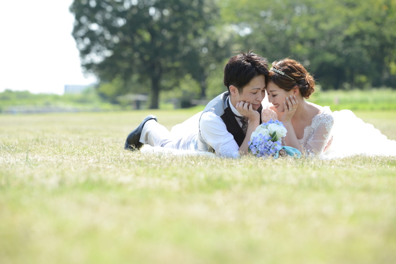 芝生に寝そべりカット