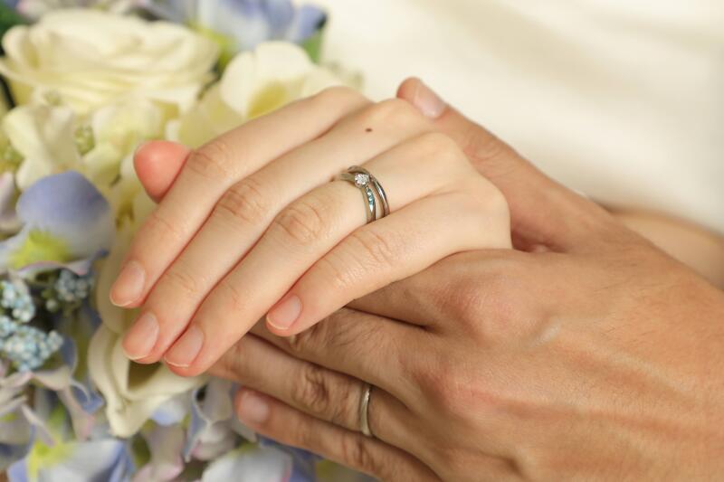 指輪をしている手のアップ写真
