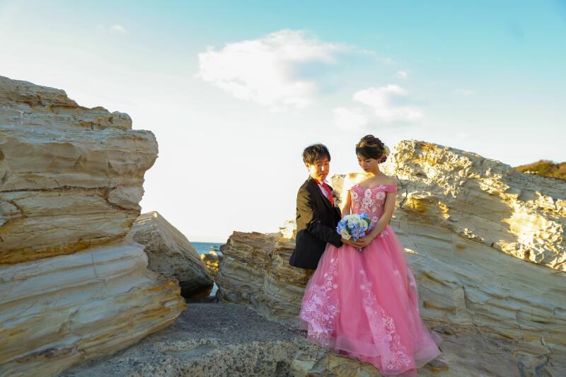 自然の彫刻をバックに