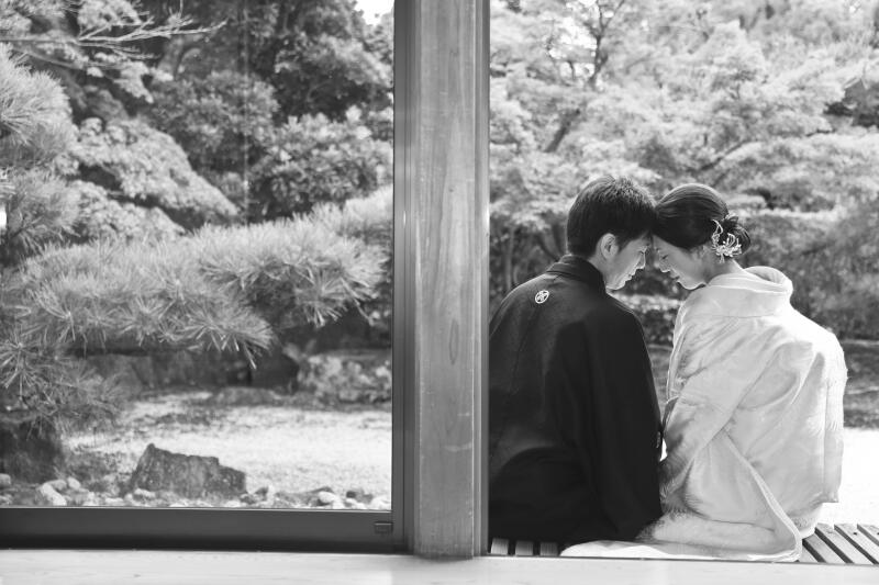 和装が映える美しい日本庭園で、ご新郎様とご新婦様の想いをカタチにする前撮り体験