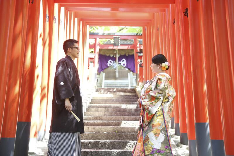 神社の赤い鳥居での撮影シーン