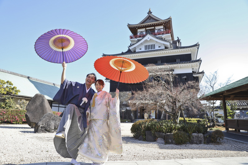 お城をバックに