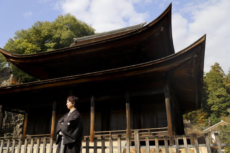 凛とした空気が漂うお堂の前で