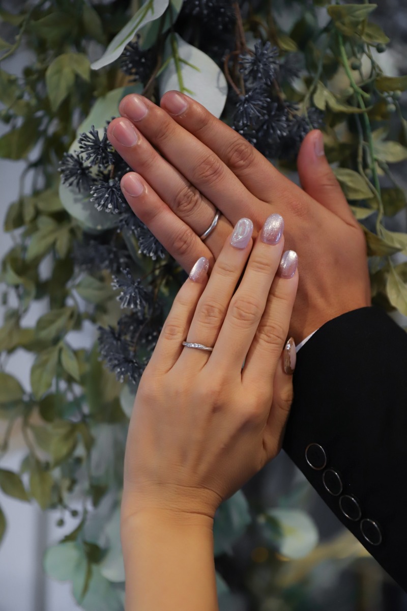 重ねた手と結婚指輪のクローズアップ