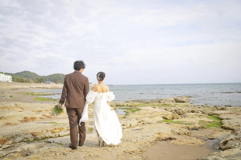 海へ向かって歩いていくバックショット