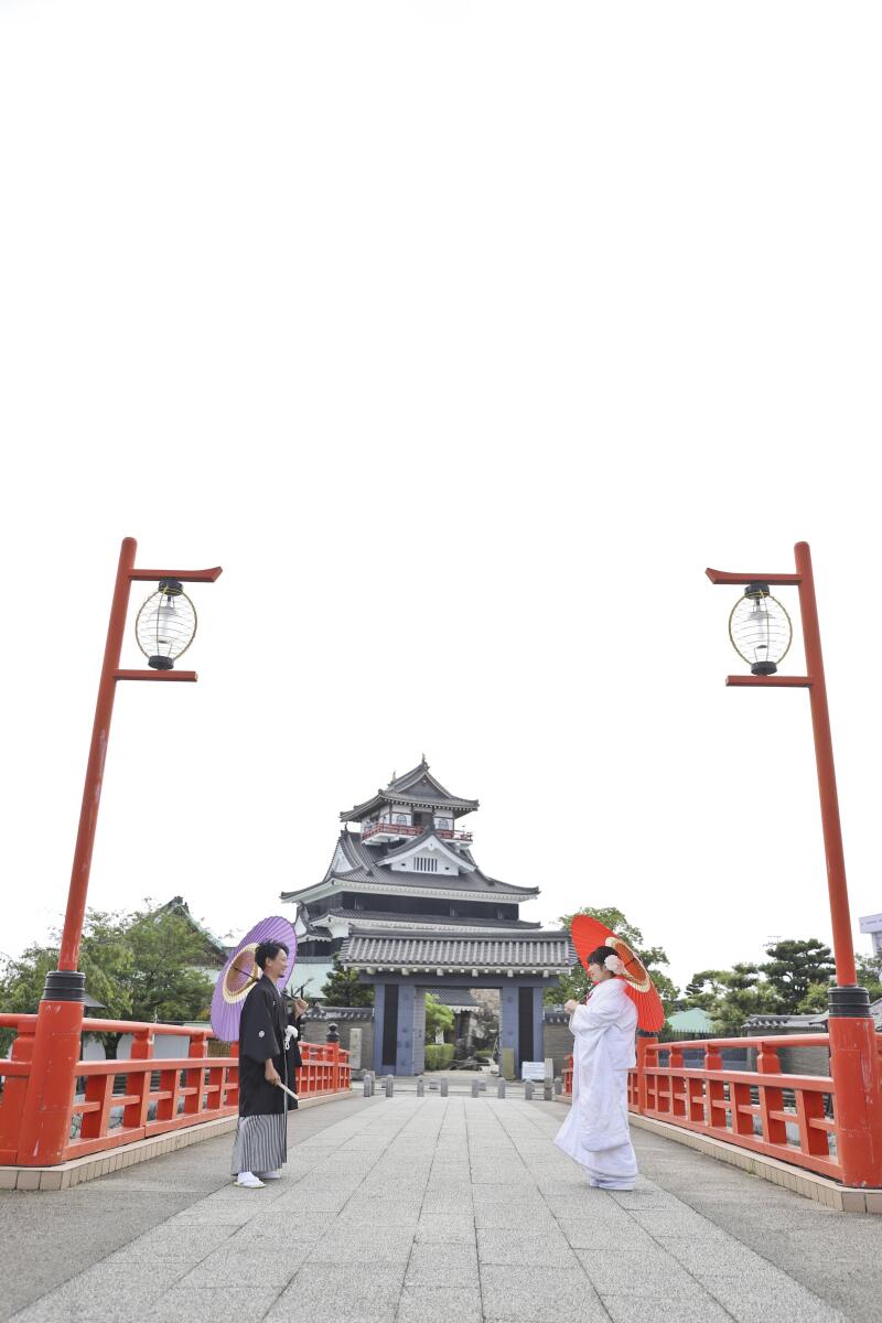 赤い橋の上で向かい合って