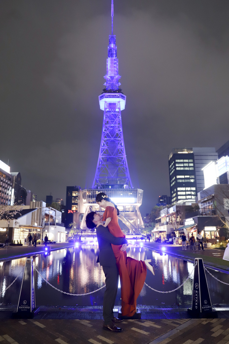 テレビ塔前で抱っこして撮影を