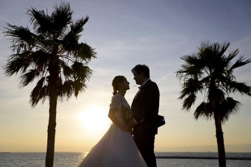 砂浜×ヤシの木のある海でのサンセットロケ