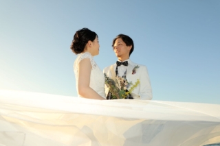 夕暮れの海で白ドレス＆タキシードの前撮り