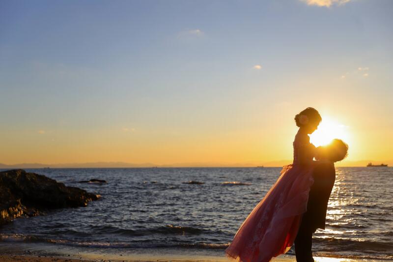 夕陽を背景にした抱っこポーズ