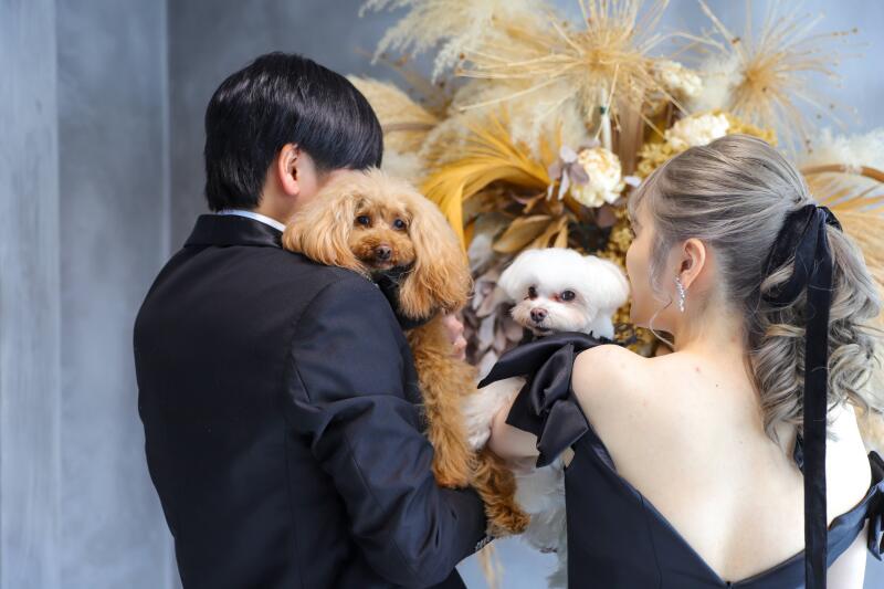 シックなブラックドレス＆タキシードで愛犬と一緒に