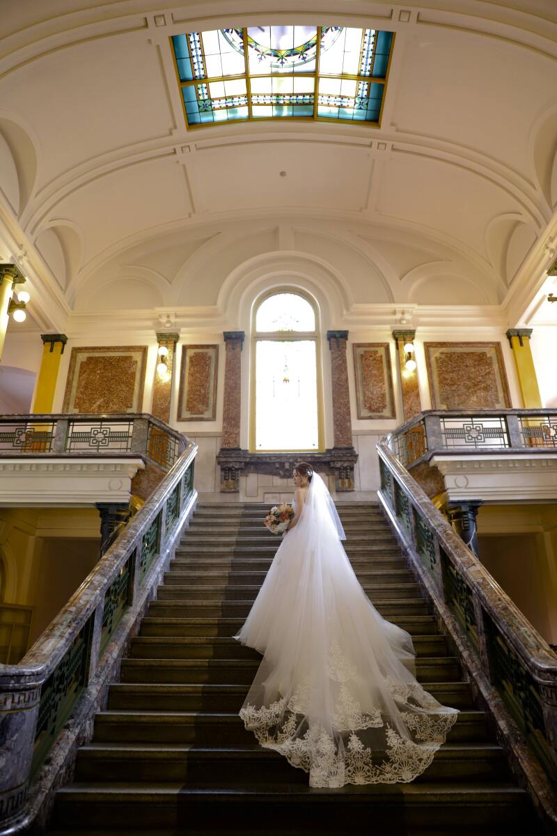 大階段でのドレスバックショット撮影