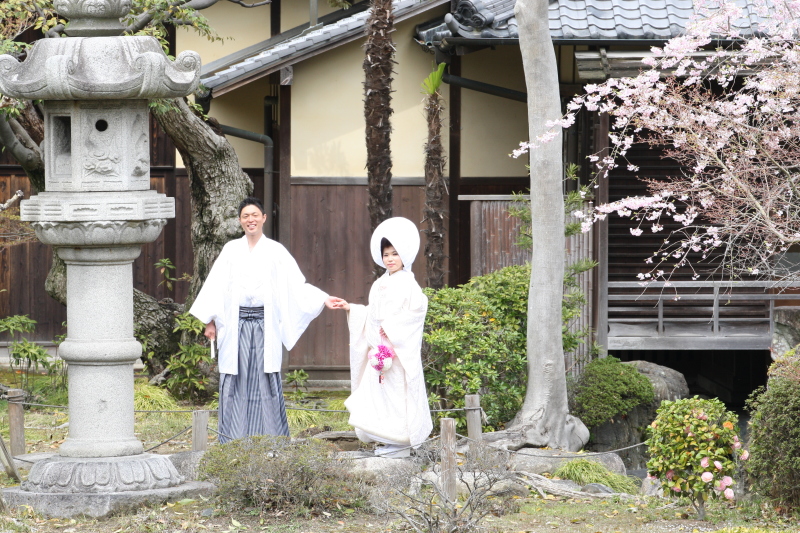 手を取り合って