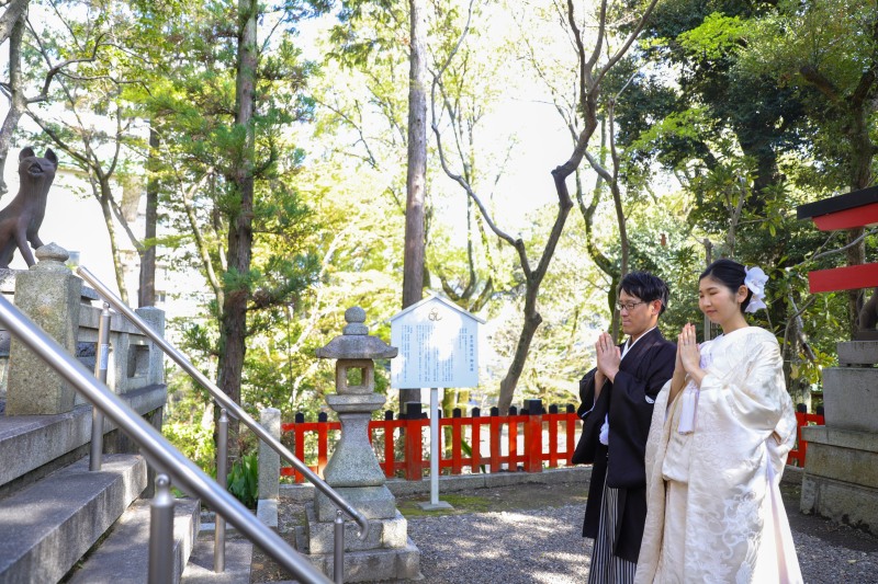 心を込めて祈りを捧げる二人