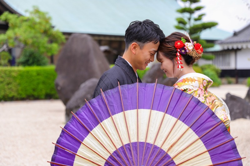 番傘越しに寄り添って