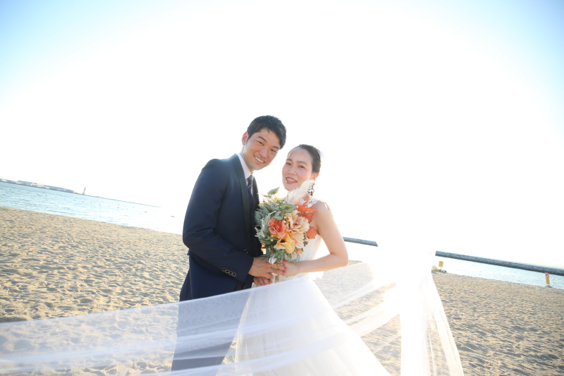 趣味の野球道具を持ち込んで海でのサンセット前撮りロケ