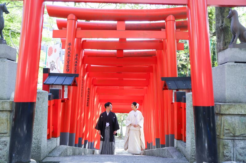 鮮やかな千本鳥居に映える和装