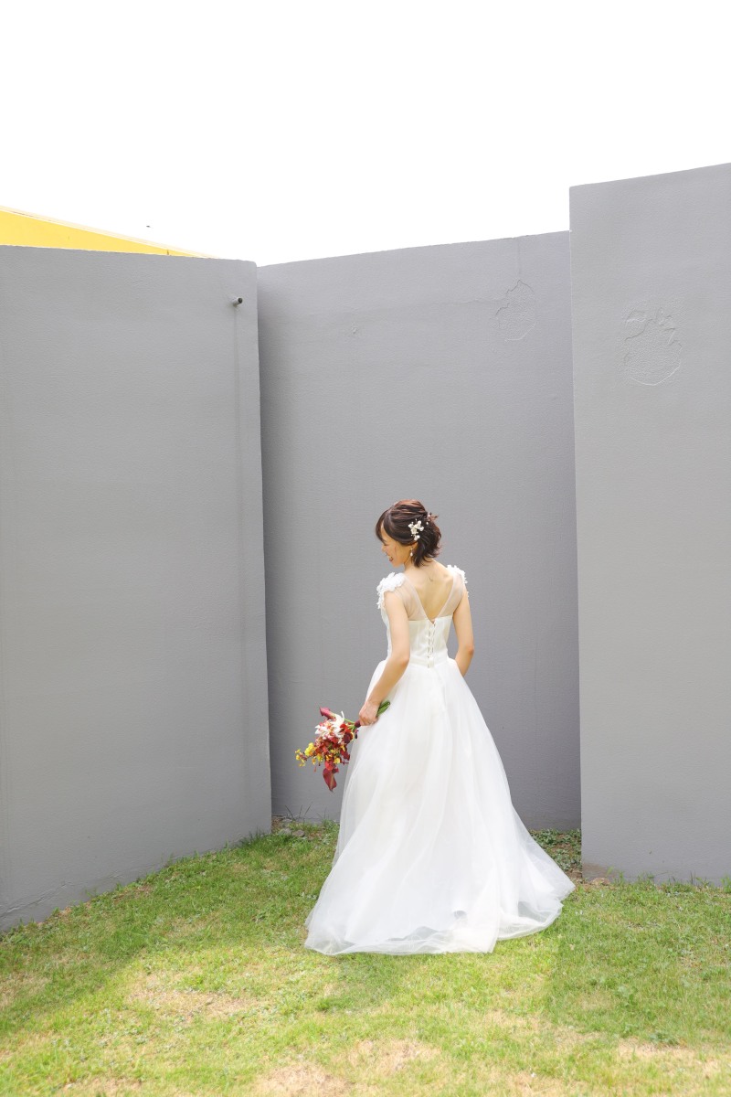 回廊にたたずむ新婦の後ろ姿