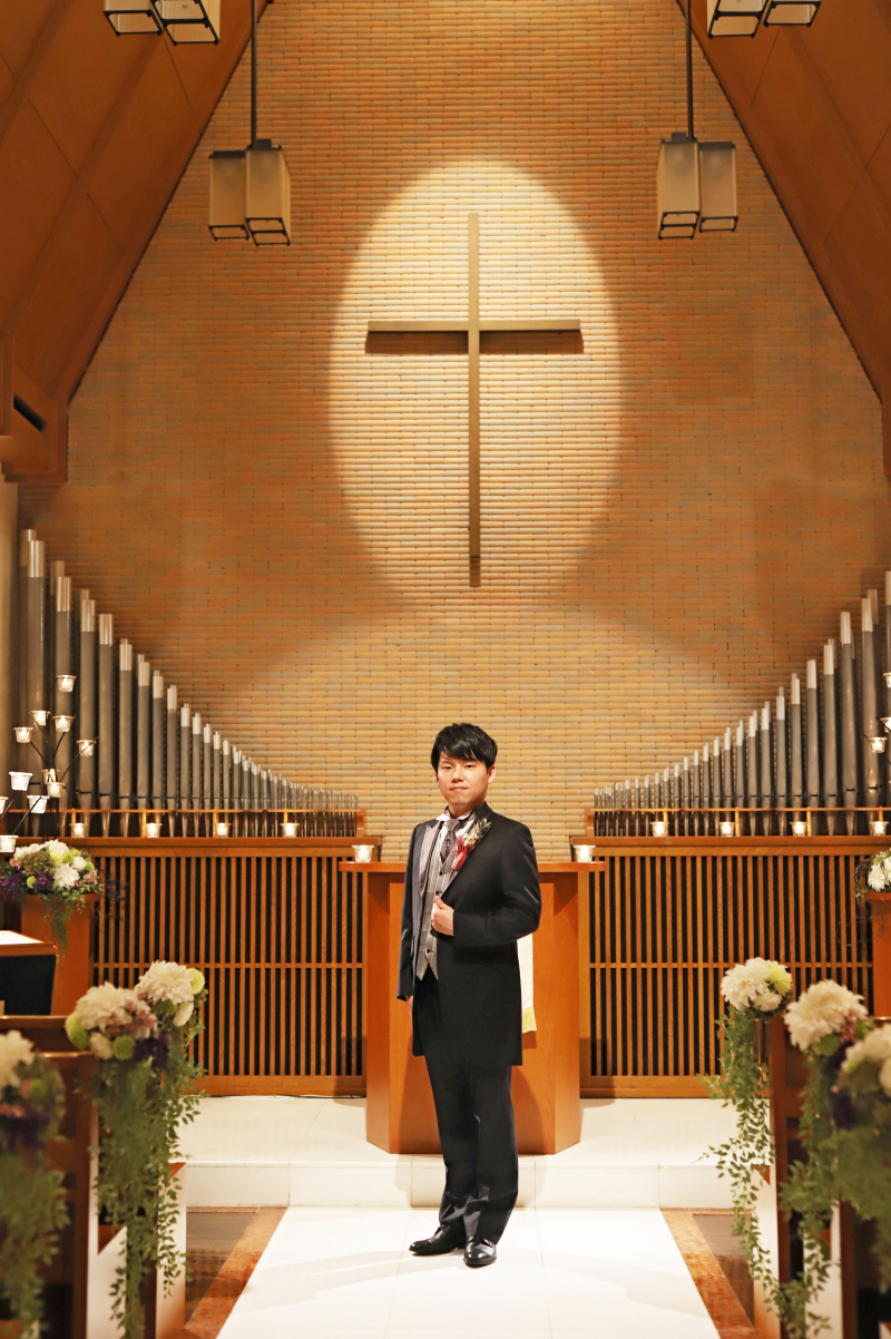 荘厳な雰囲気のチャペルで新郎ソロカット撮影