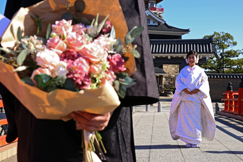 後ろ手に花束を