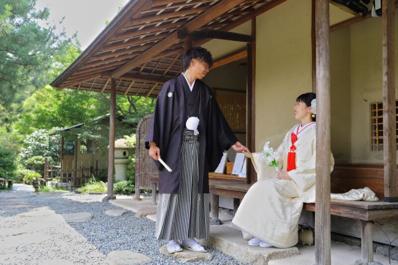 茶室の縁側で手を取り合う