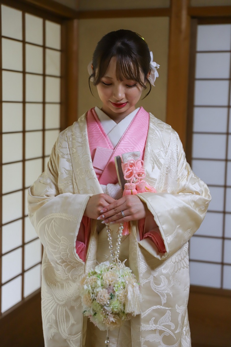 障子を背に伏し目がちに微笑む新婦
