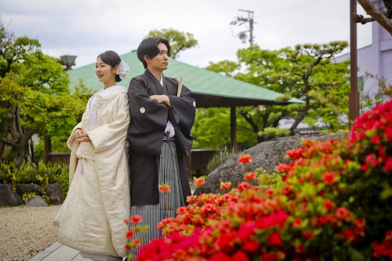 赤い花を添えて