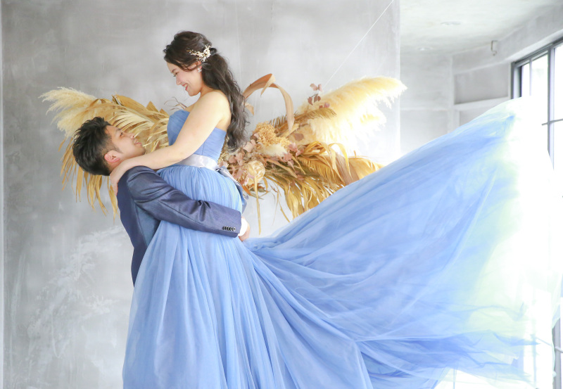 抱っこ＆ドレスの裾がふわっとしたカットを