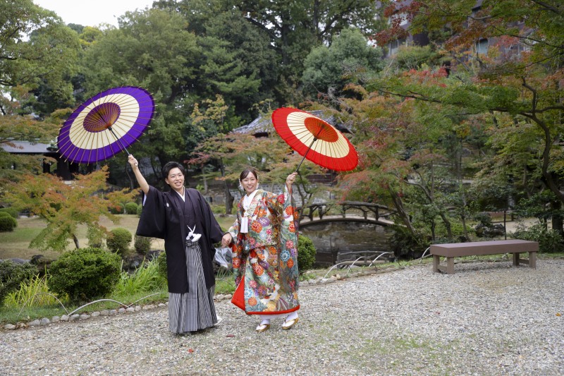 番傘をアクセントにした笑顔