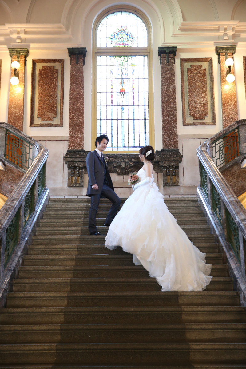 長い階段とステンドグラスの素敵な洋館