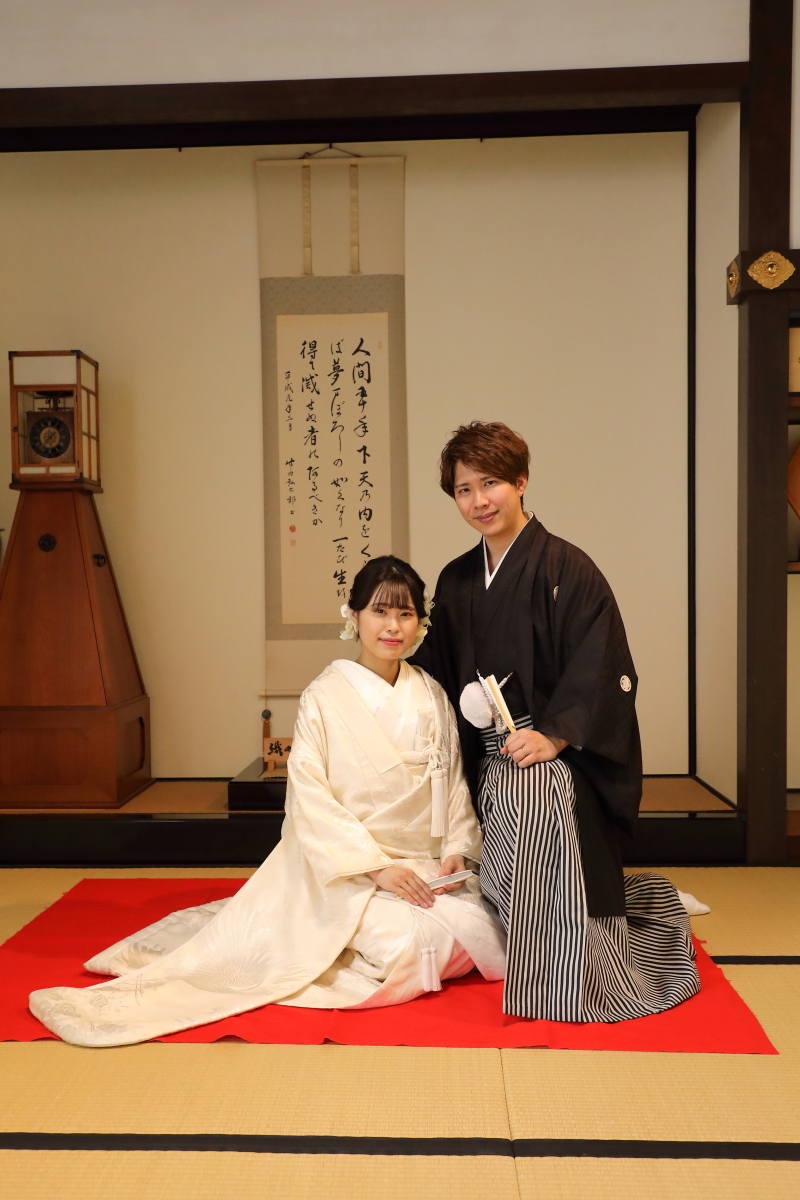 掛け軸のある床の間をバックに