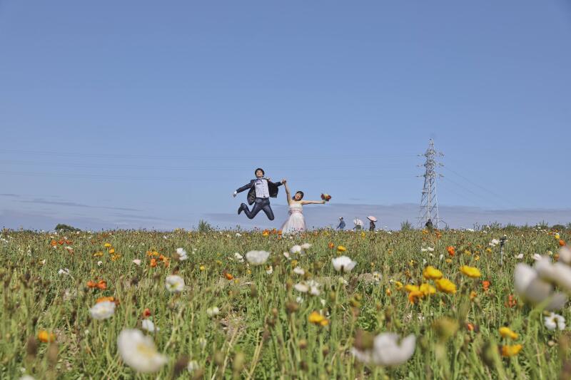 花畑と海で叶えるお二人らしい前撮り！こだわり衣装と場所で想いをカタチにする一日
