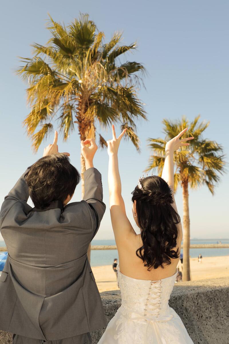 手を挙げて「LOVE」を表現