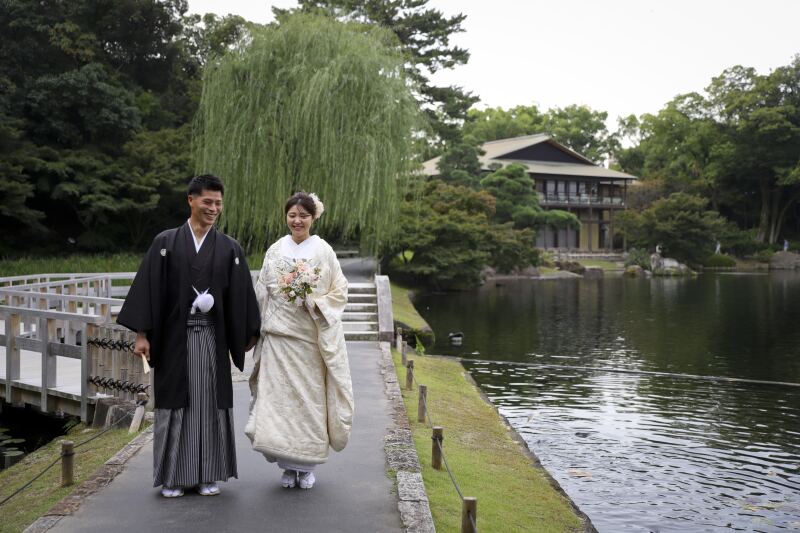 庭園を散歩してる風カット