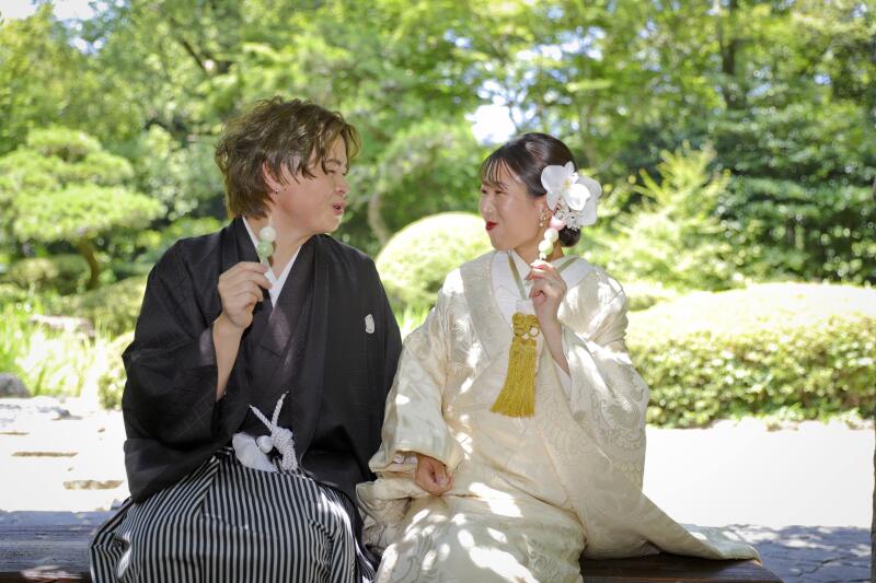 持込のお団子を仲良く食べてる1シーン