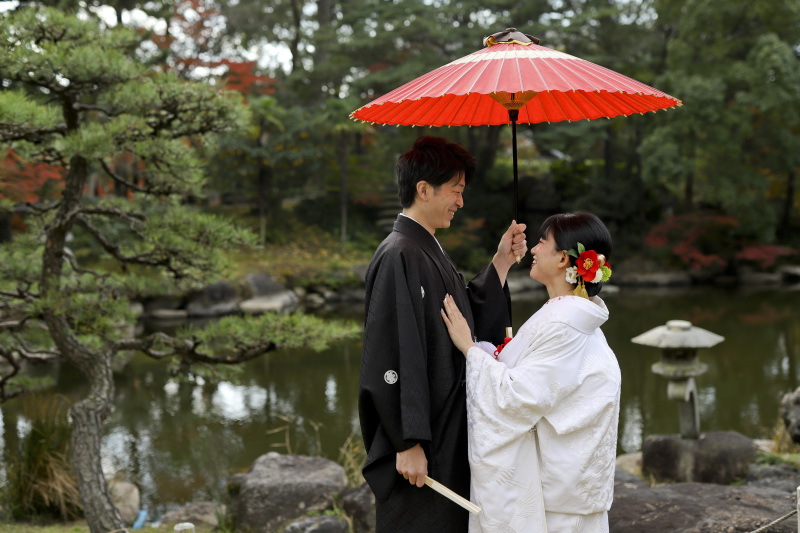 日本庭園をバックに