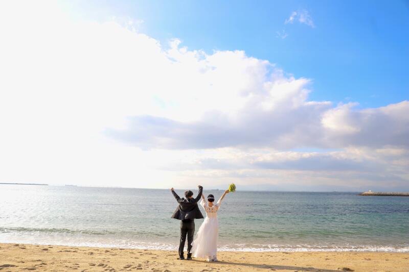 海辺でお二人らしく万歳！
