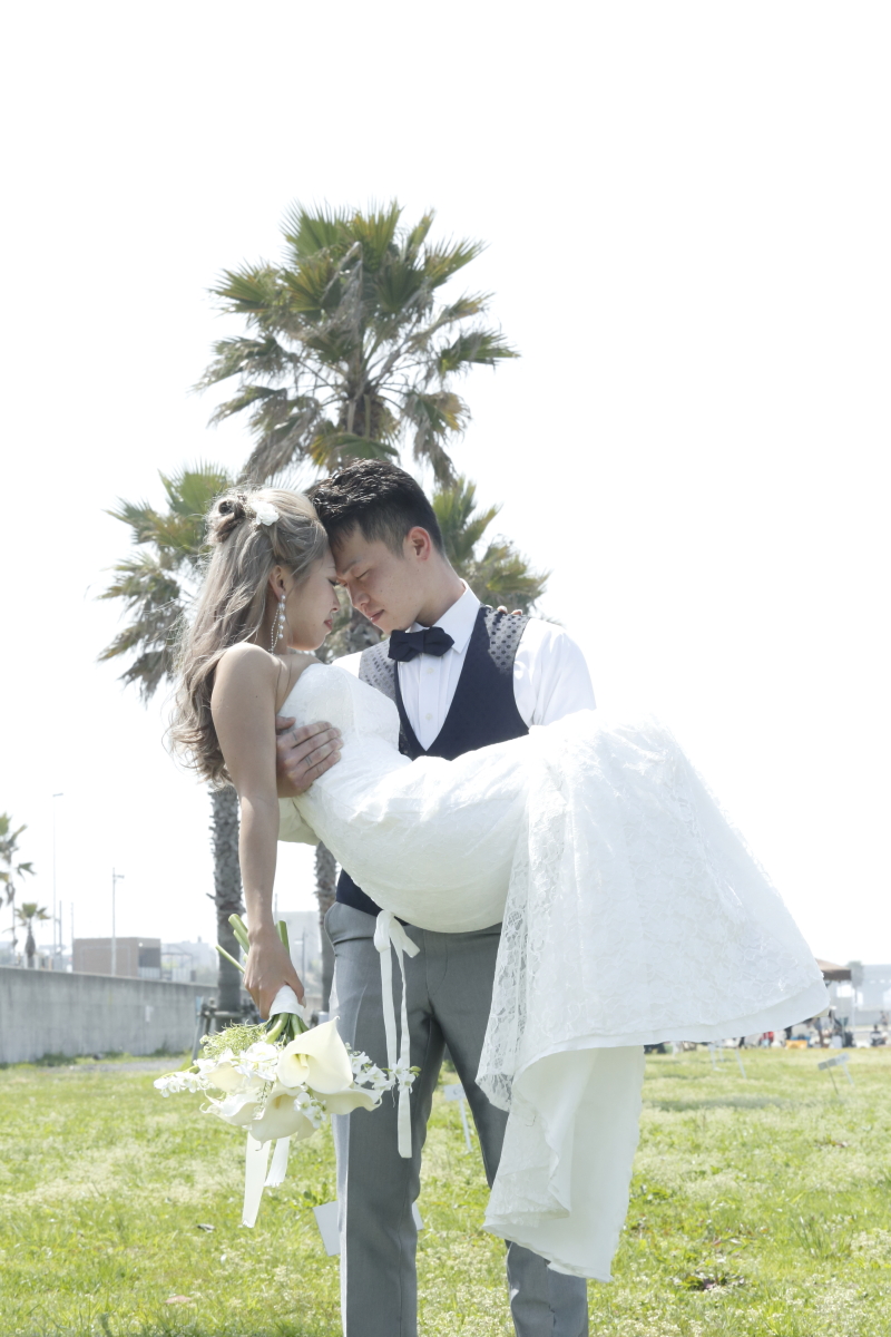 お姫様抱っこをしながらおでこコツンポーズ