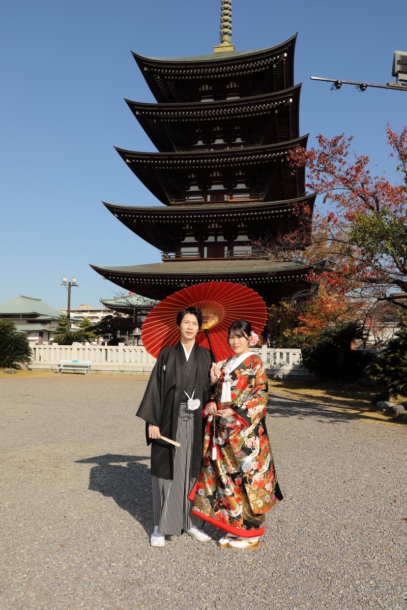 五重塔を背に伝統的な和装姿で